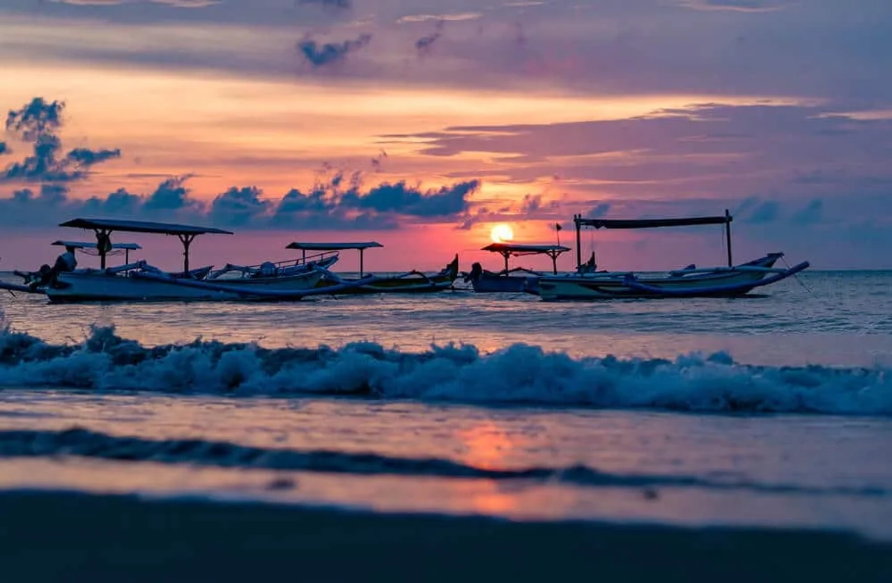 barcos tradicionais balineses a navegar ao por do sol