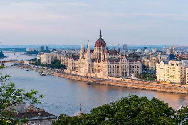 vista do rio danubio para a cidade de budapeste ao por do sol