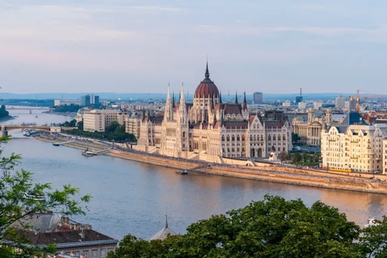 vista do rio danubio para a cidade de budapeste ao por do sol