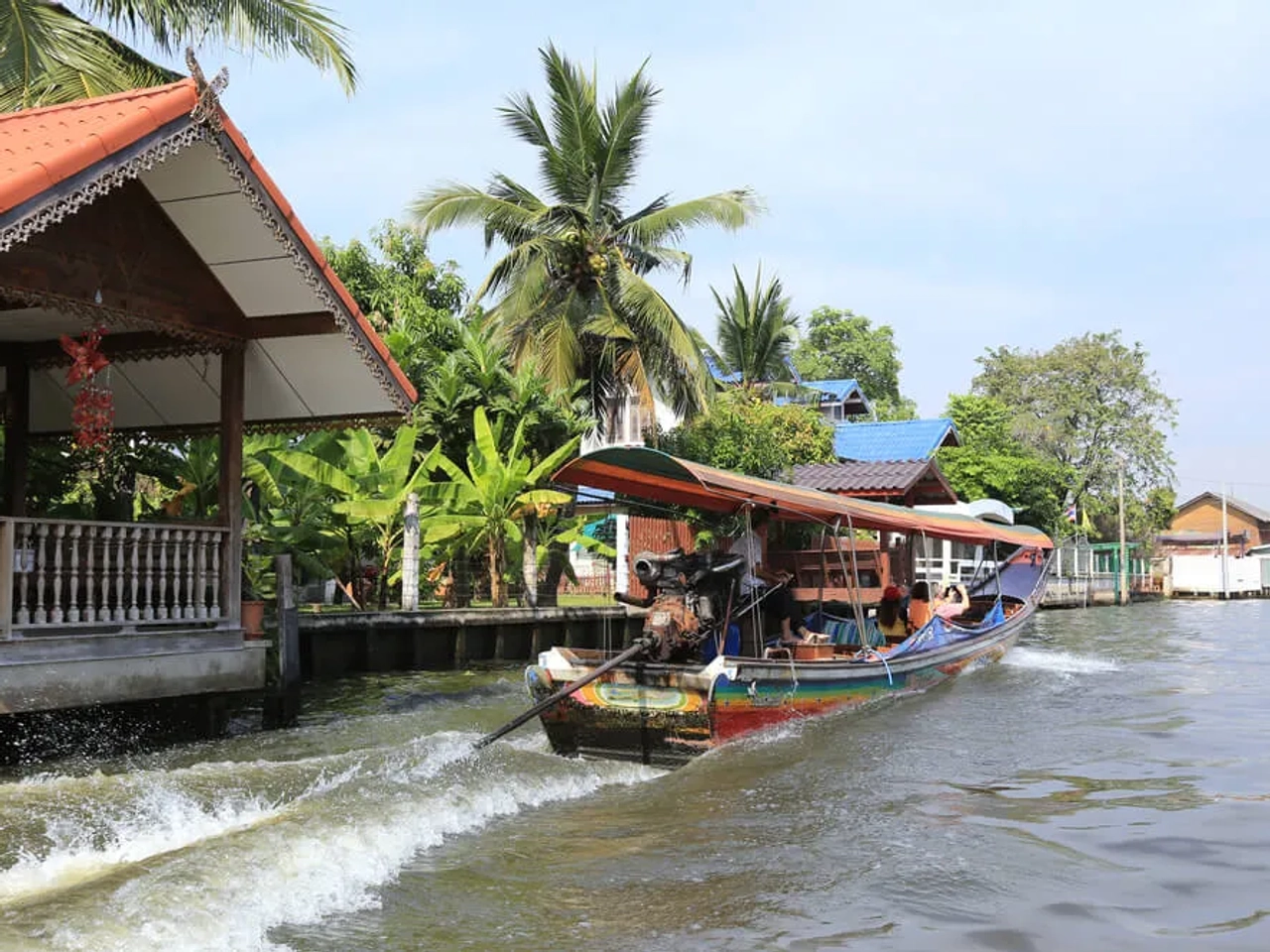 barco tradicional no rio chao phraya