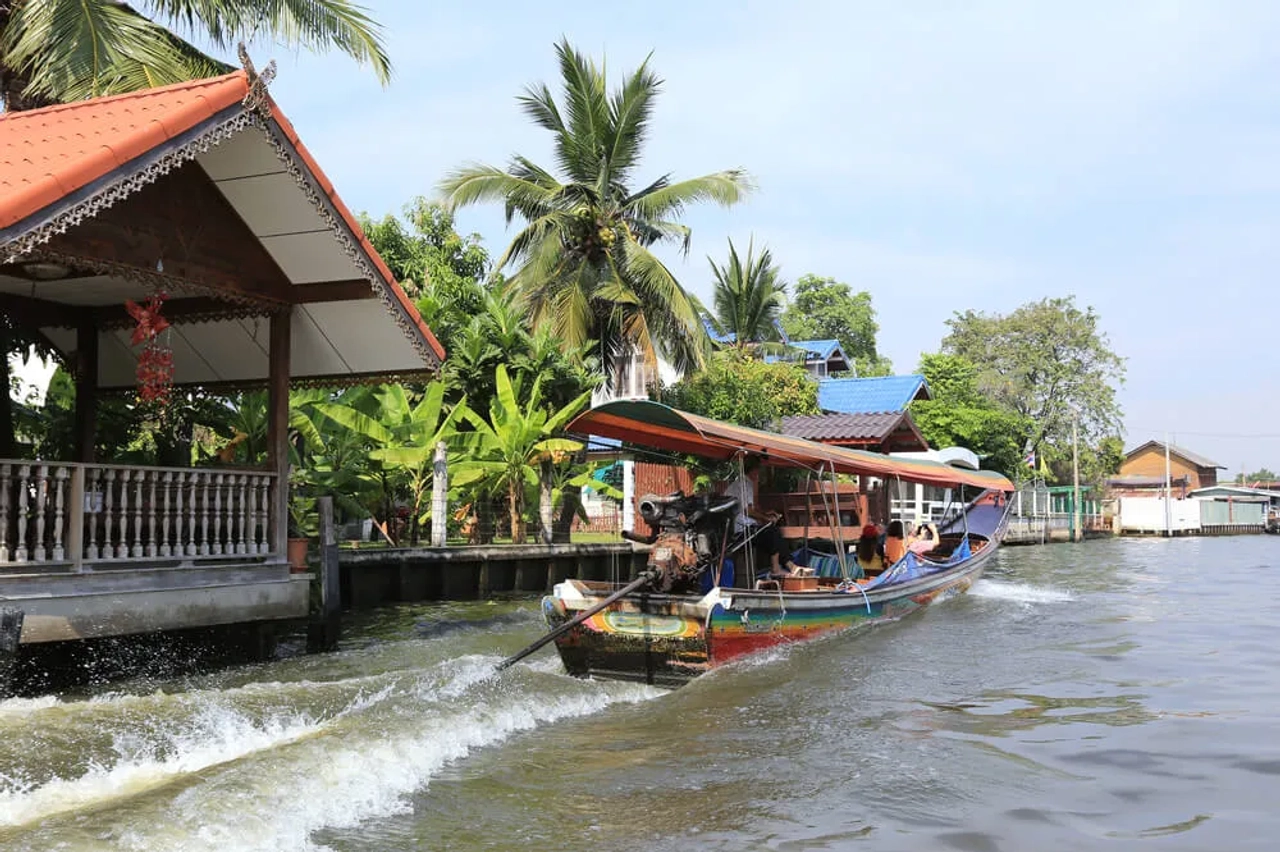 barco tradicional no rio chao phraya
