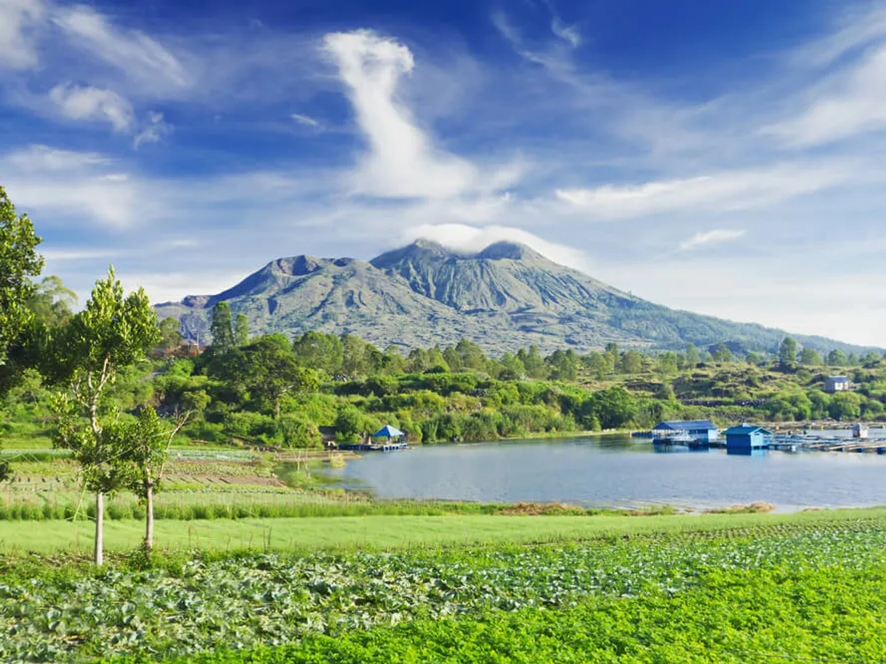 vistas do vulcao batur e de uma aldeia próxima durante o dia