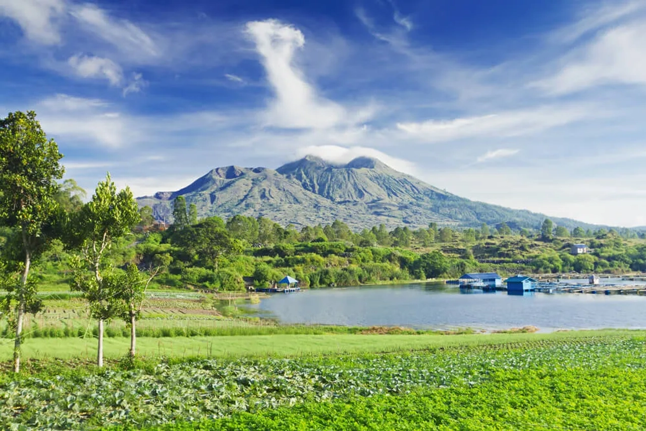 vistas do vulcao batur e de uma aldeia próxima durante o dia