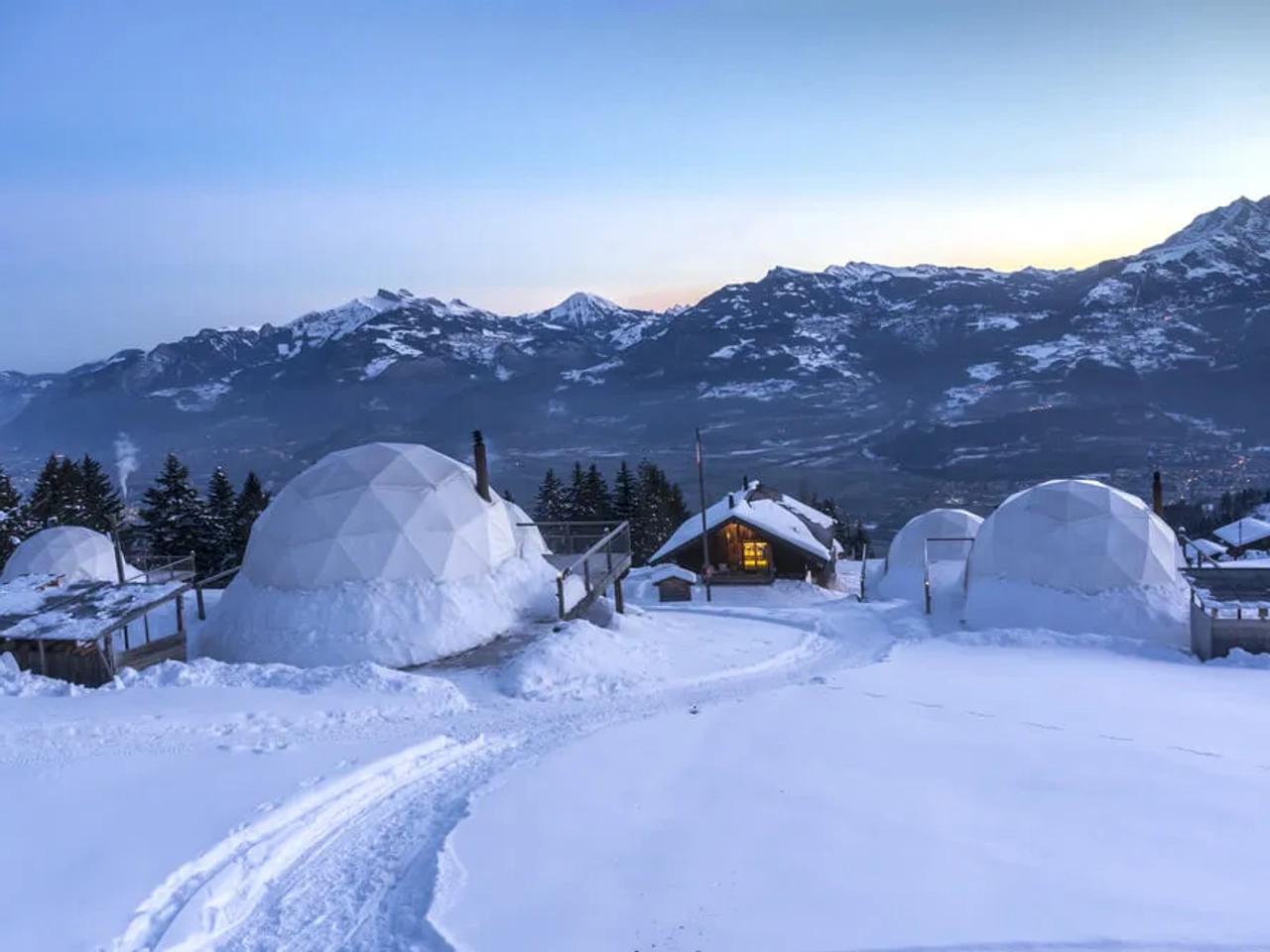 iglos whitepod na suiça no meio da neve