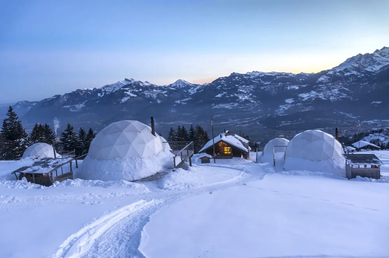 iglos whitepod na suiça no meio da neve