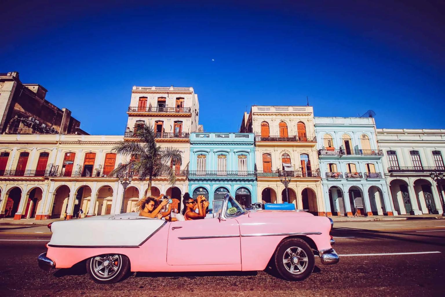 carro cor de rosa em cuba