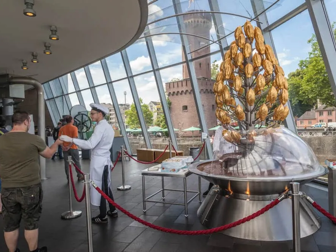 interior do museu do chocolate com fonte de chocolate à direita