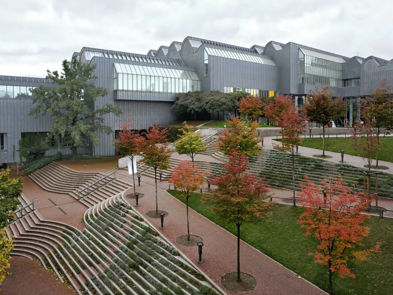 fachada e parque do museu ludvig