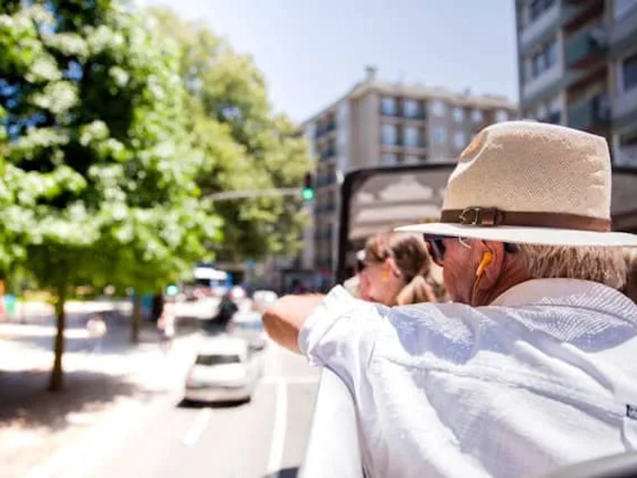 pessoas em autocarro turistico com fones no porto