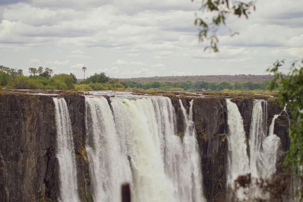 Cascadas impresionantes rodeadas de vegetación en un paisaje natural de Botswana.