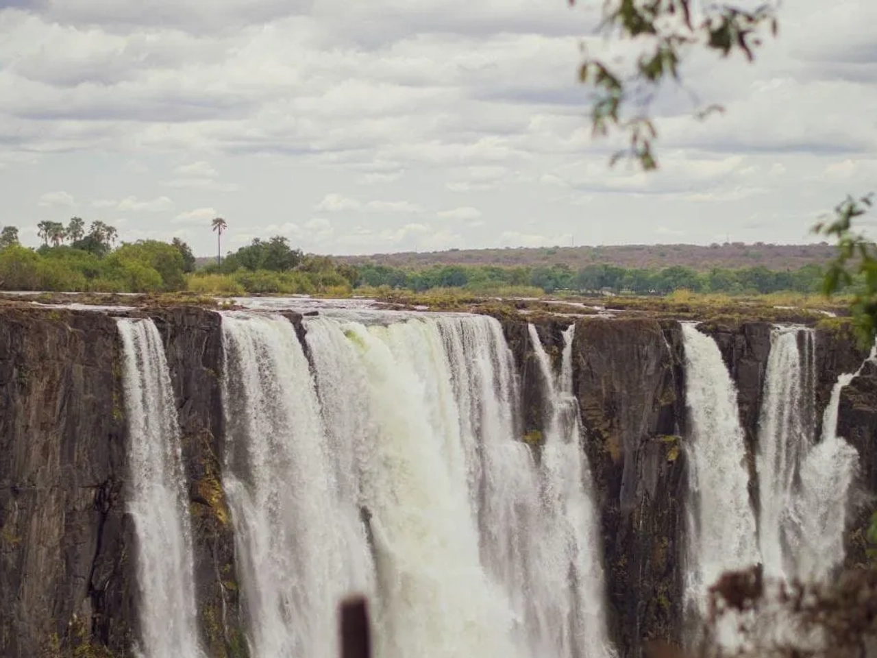 Cascadas impresionantes rodeadas de vegetación en un paisaje natural de Botswana.