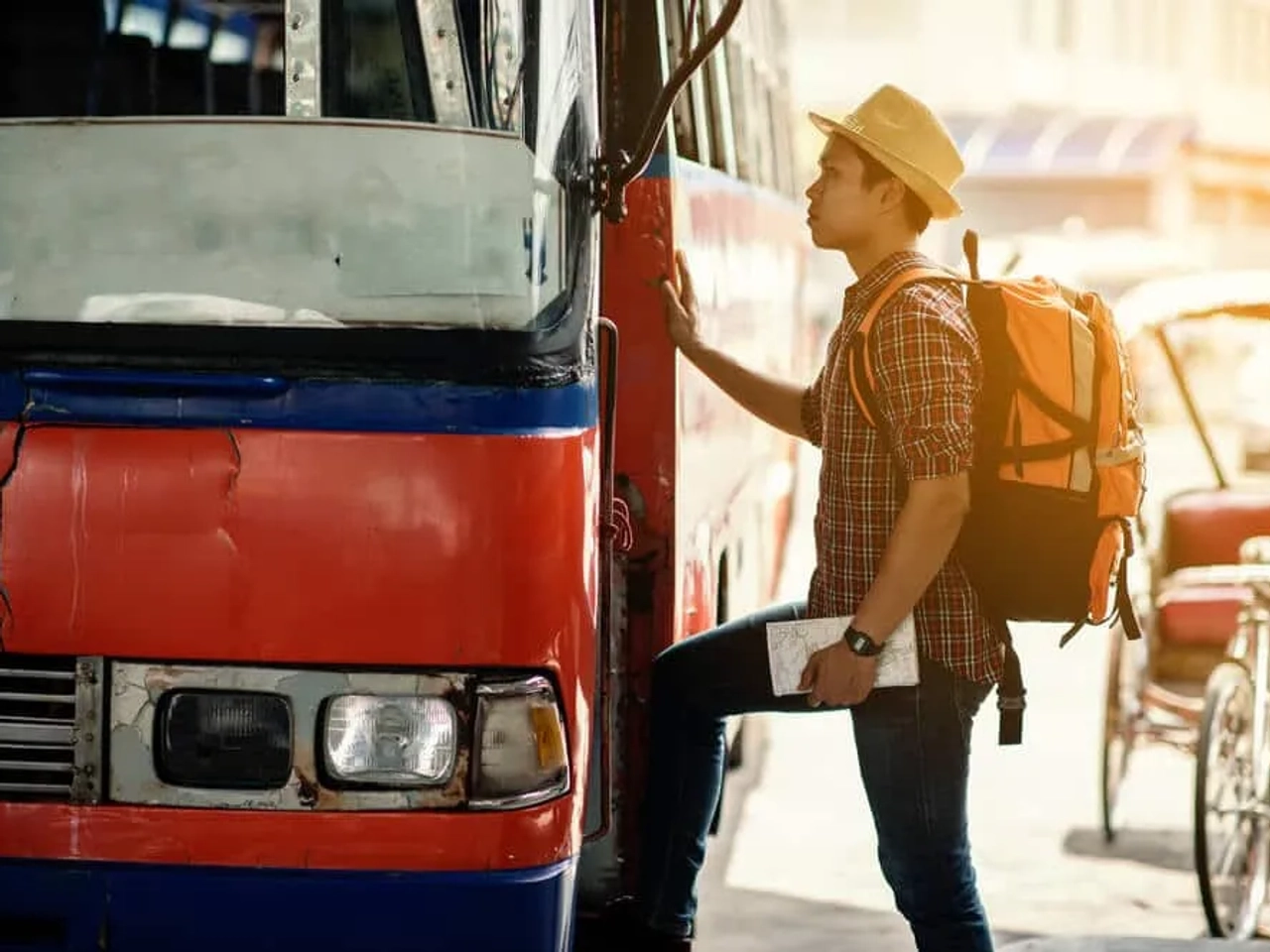 rapaz prestes a apanhar o autocarro