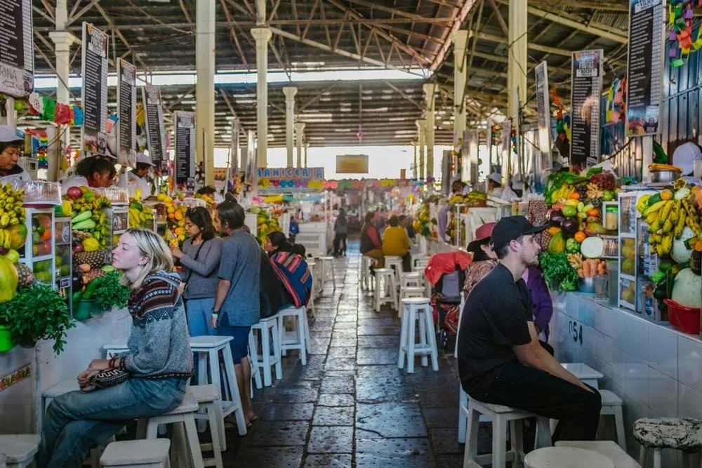 comer en el mercado de Cuzco