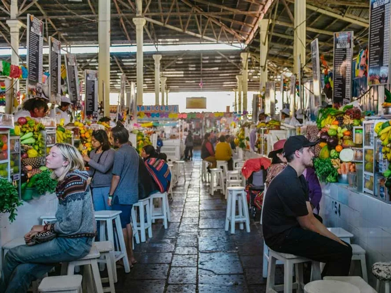 comer en el mercado de Cuzco