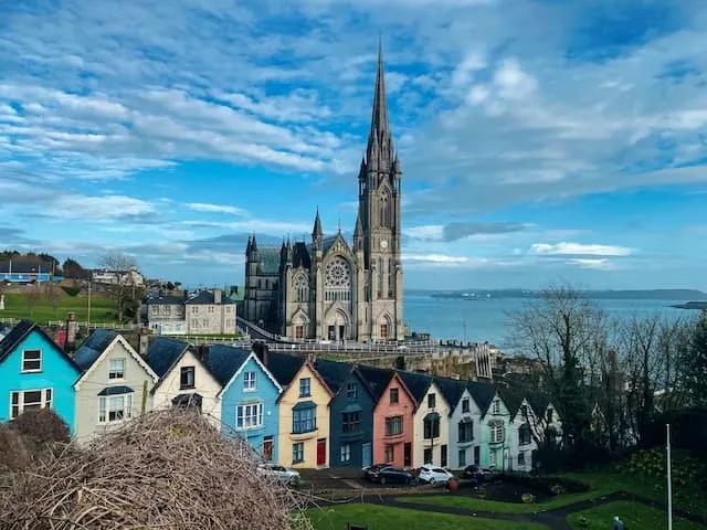 fila das casas coloridas em Cobh