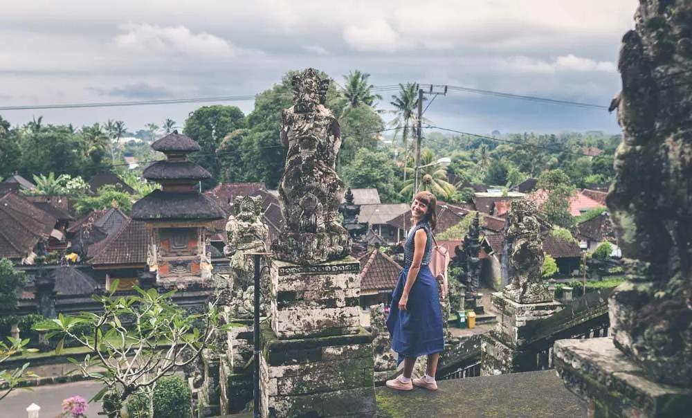senhora a pousar para a fotografia em paisagem em Bali