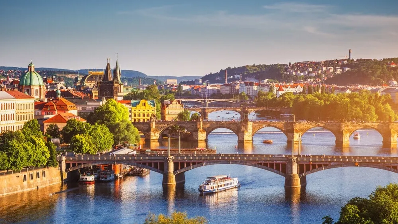 vista aerea do rio e das pontes de praga ao nascer do sol