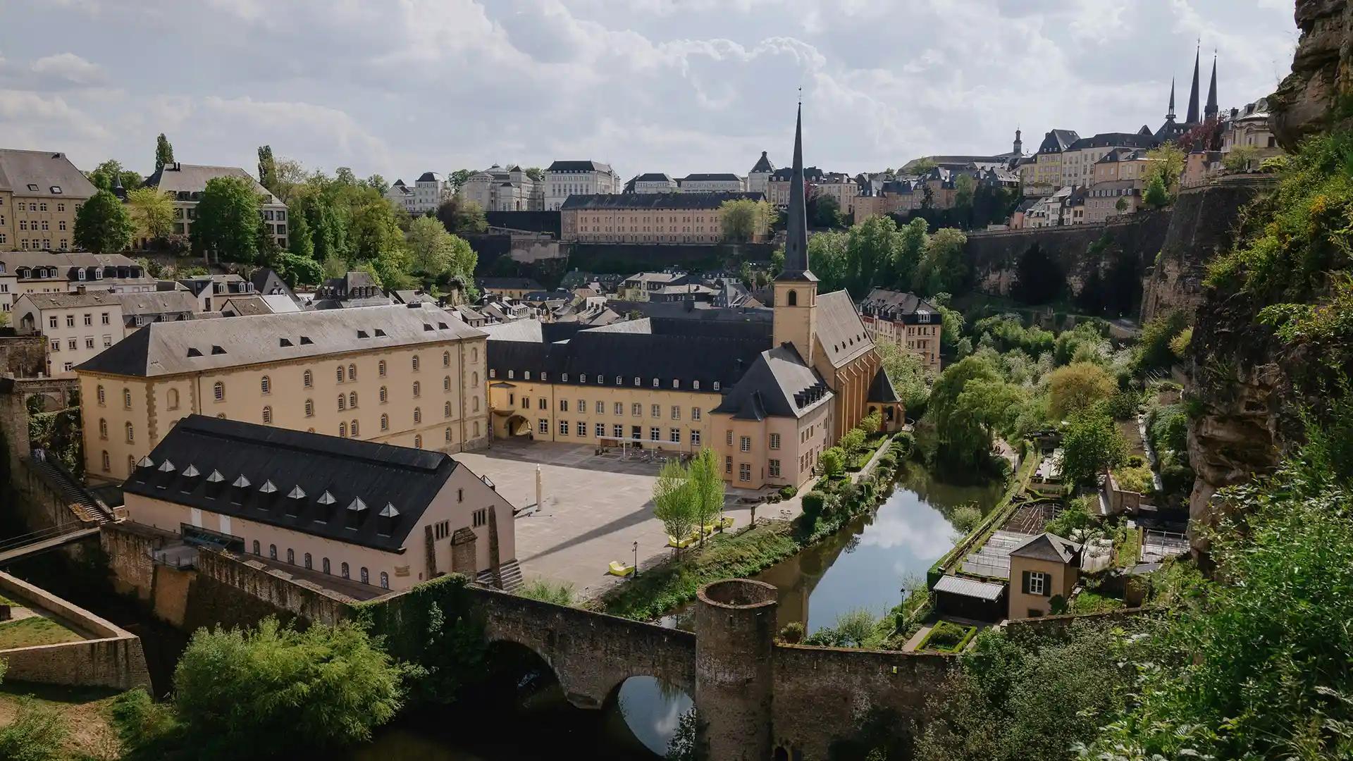 Barrio de Grund y abadía de Neumünster en Luxemburgo ciudad