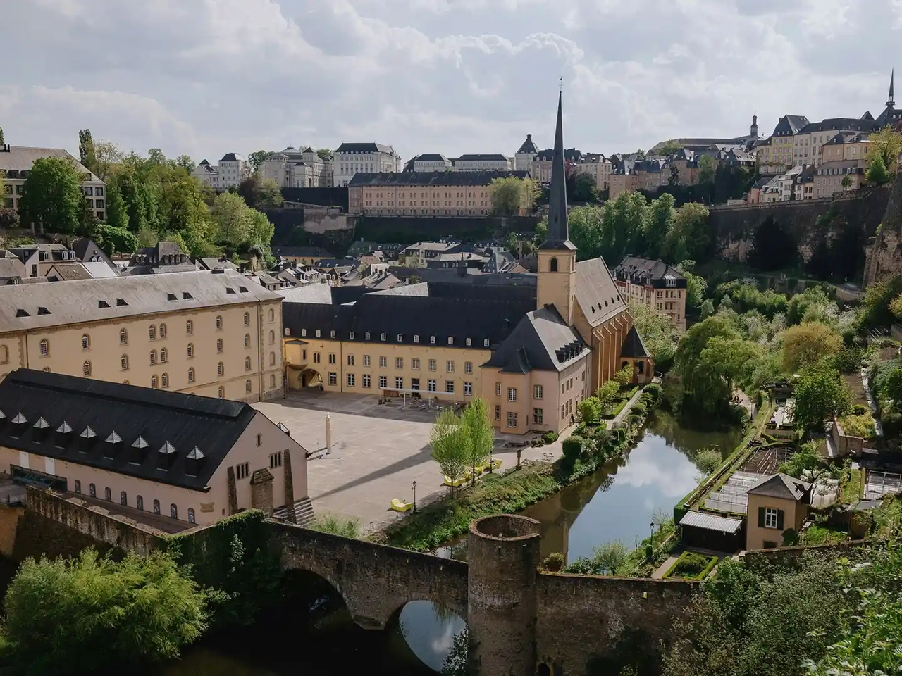 Barrio de Grund y abadía de Neumünster en Luxemburgo ciudad
