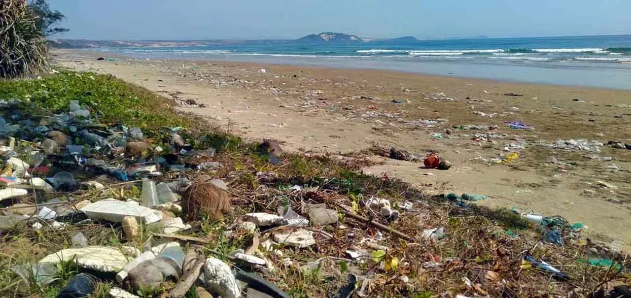 playa llena de basura