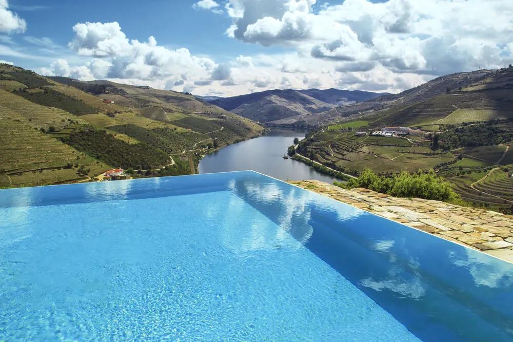 pisicina de um alojamento na zona do douro