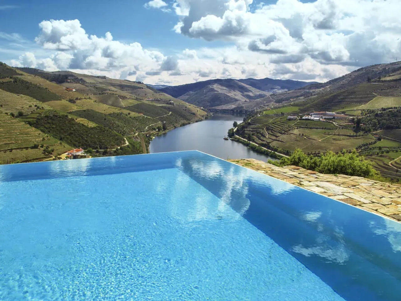 pisicina de um alojamento na zona do douro