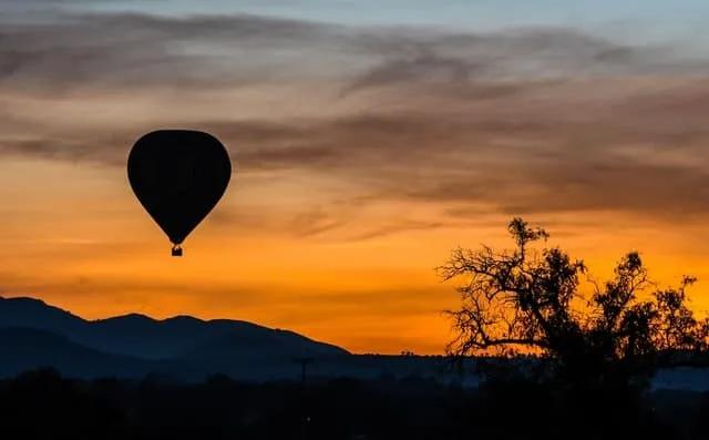 balão de ar quente durante o por do sol em Teotihuacan