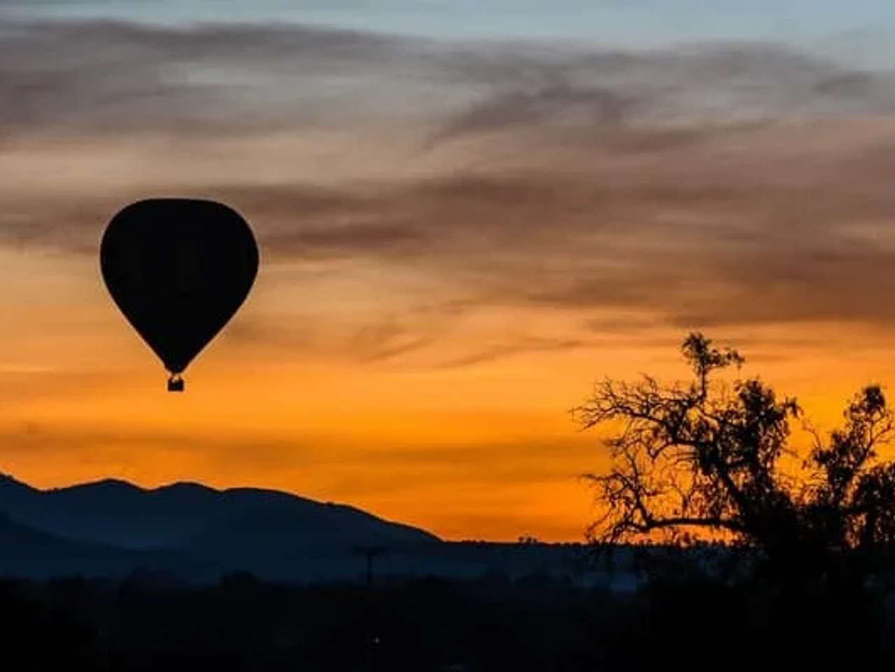 balão de ar quente durante o por do sol em Teotihuacan