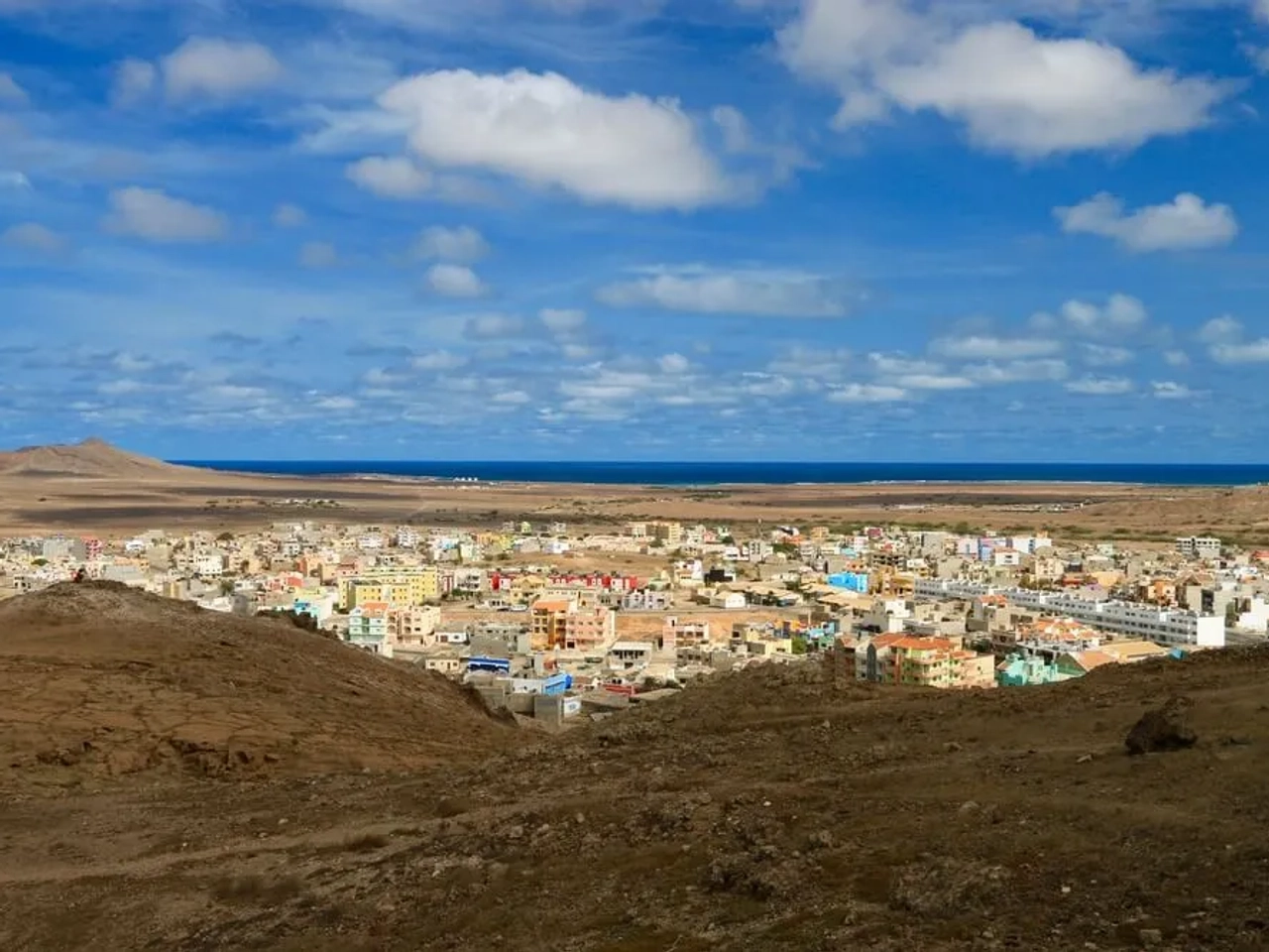 vista panoramica sobre espargos, capital da ilha do sal