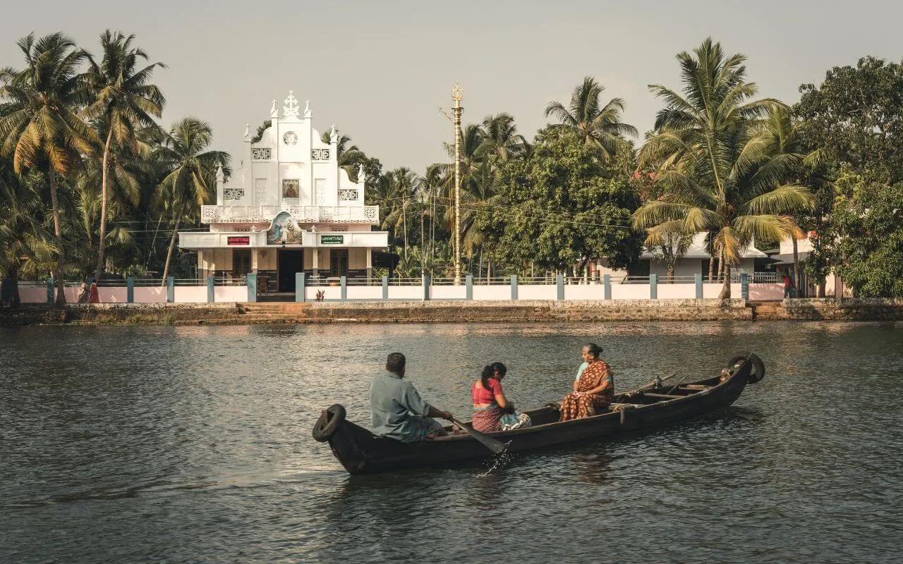 pessoas num barco num rio de trivandrum