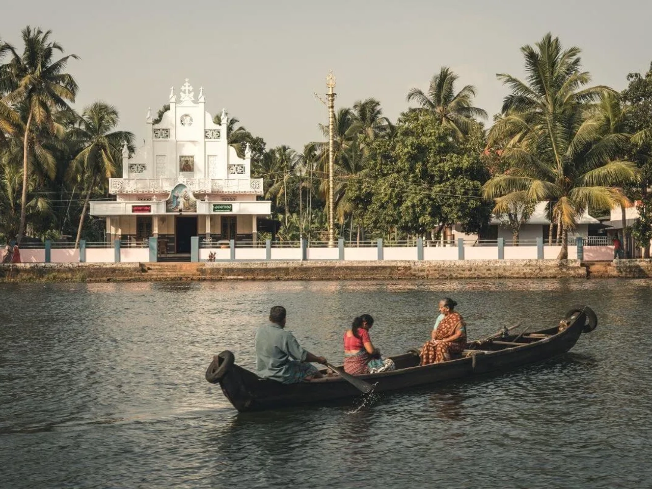pessoas num barco num rio de trivandrum