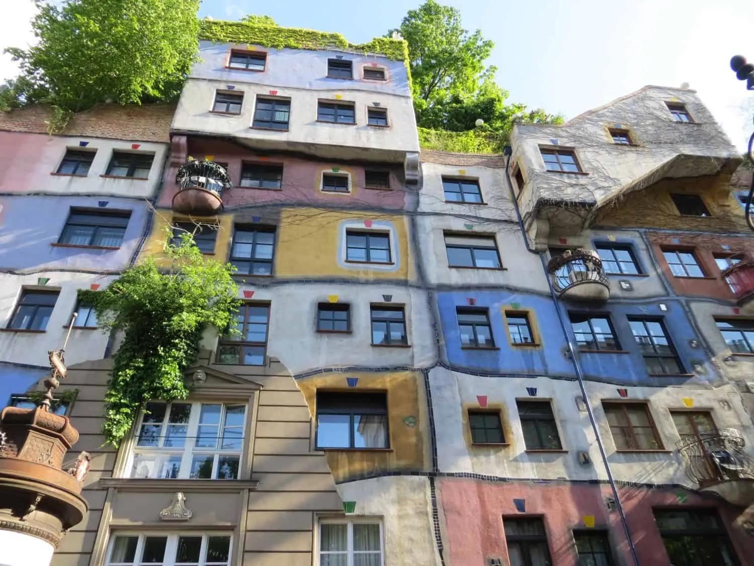Edifício colorido e artístico, conhecido como Hundertwasserhaus, em Viena.