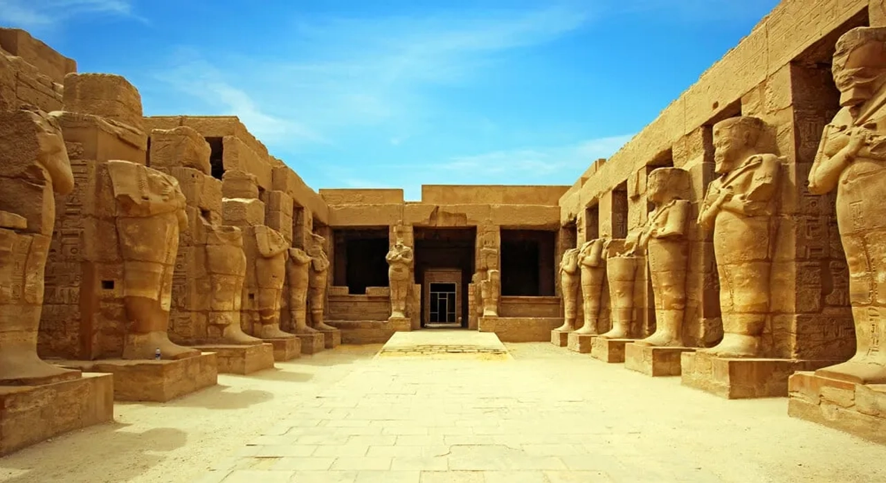 estatuas no templo de karnak