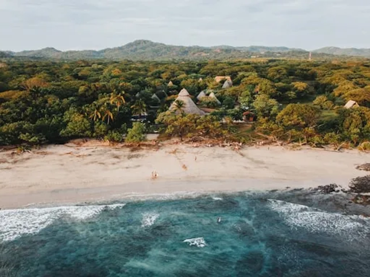 vista de uma praia com o mar e arvores na costa rica