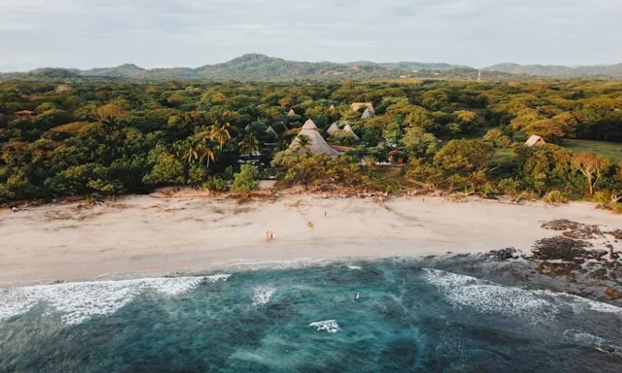 vista de uma praia com o mar e arvores na costa rica