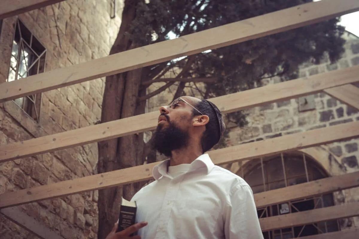 homem judeu olha para o alto na cidade velha de jerusalem