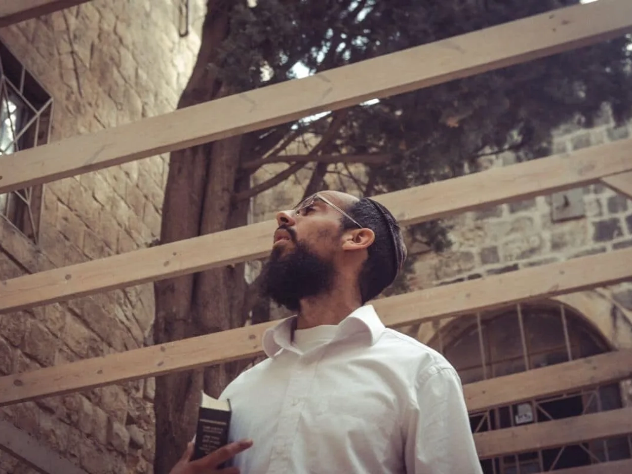 homem judeu olha para o alto na cidade velha de jerusalem