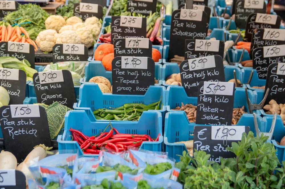 frutas e vegetais no mercado dappermarkt