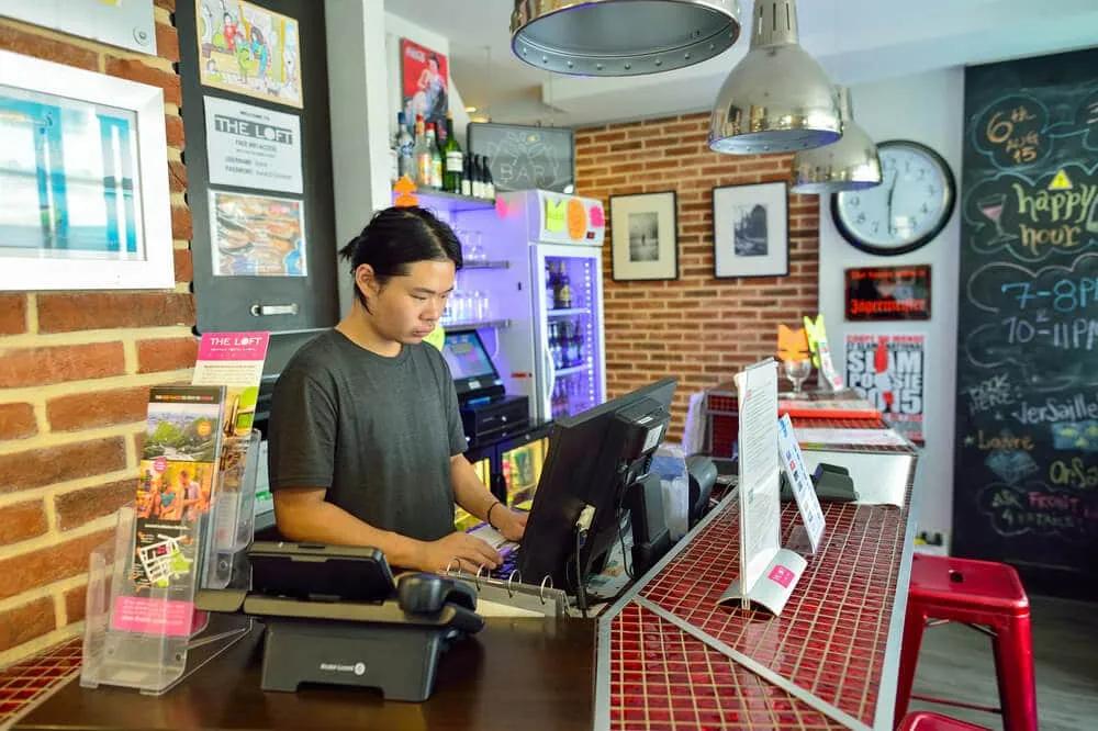 recepcionista na receçao de um hostel