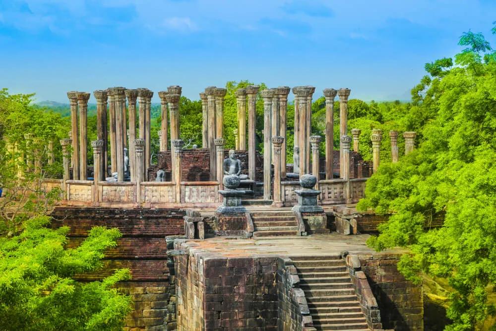 colunads e escadaria do templo de polonnaruwa visto de frente
