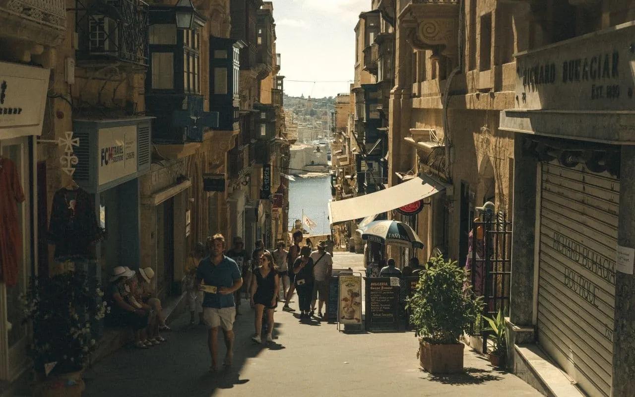 rua de valetta a descer até ao porto