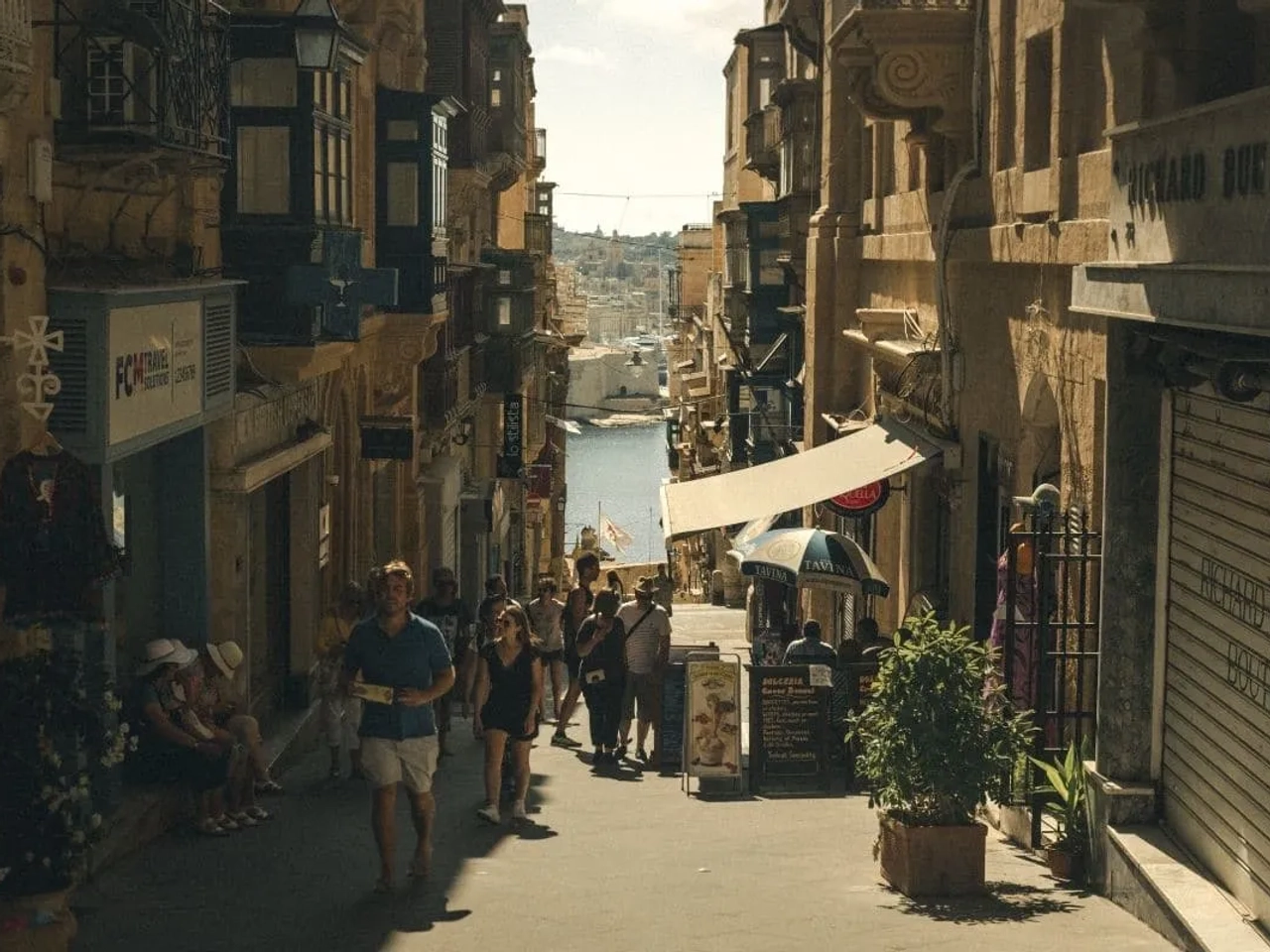 rua de valetta a descer até ao porto