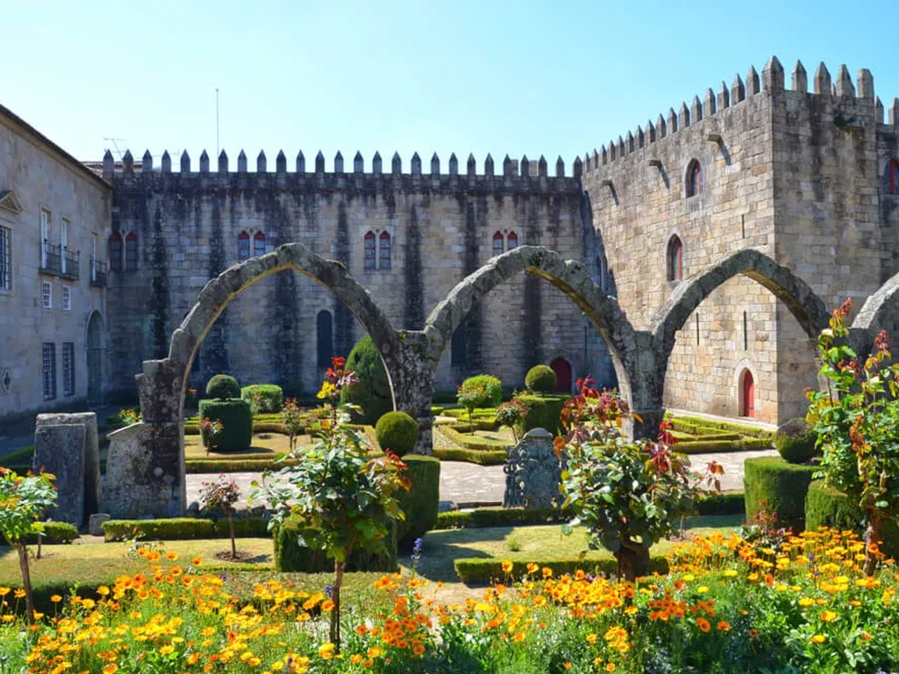 jardim de santa barbara e ruinas ao fundo