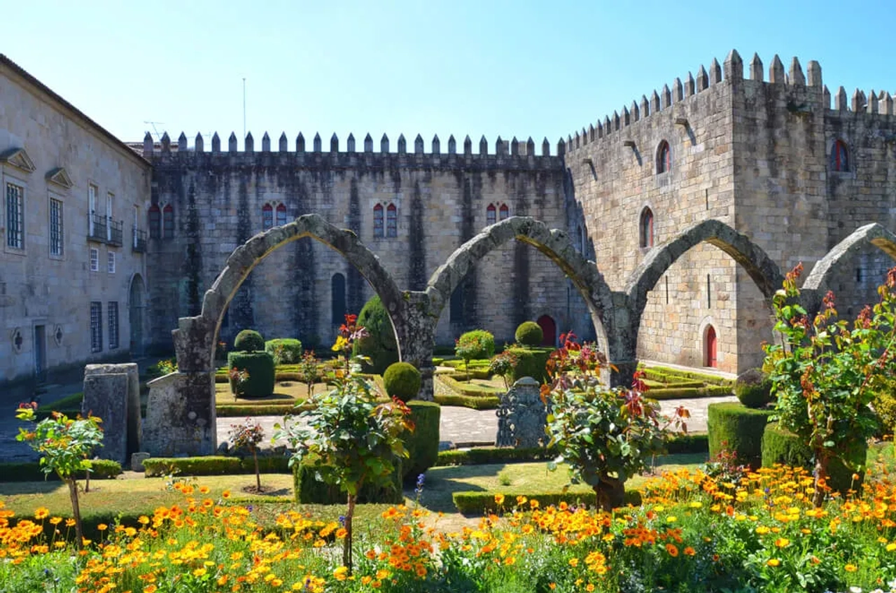 jardim de santa barbara e ruinas ao fundo