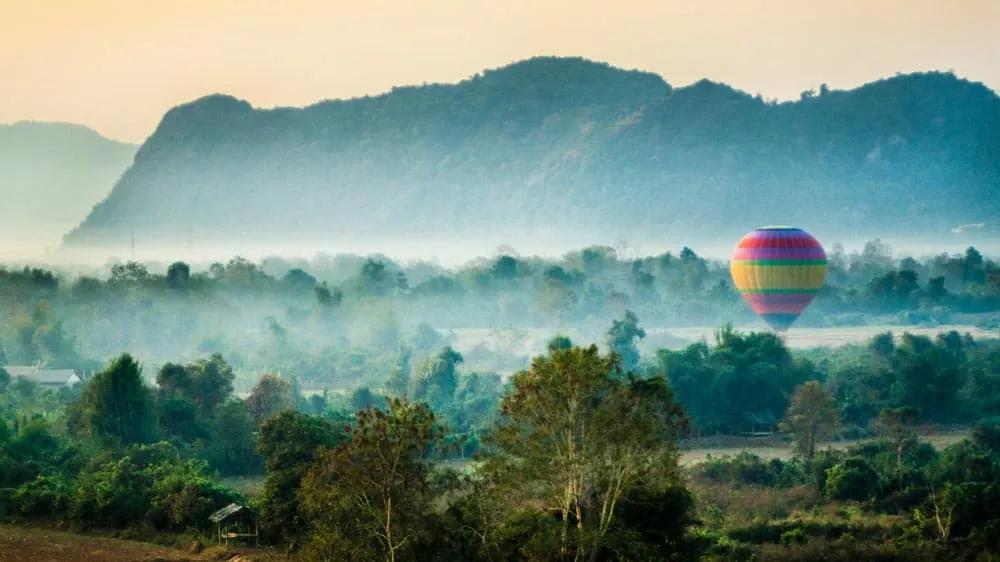 Montar el globo aerostático en Vang Vieng