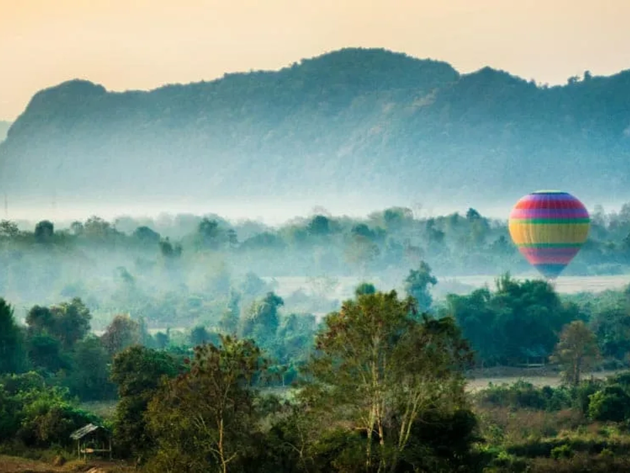 Montar el globo aerostático en Vang Vieng
