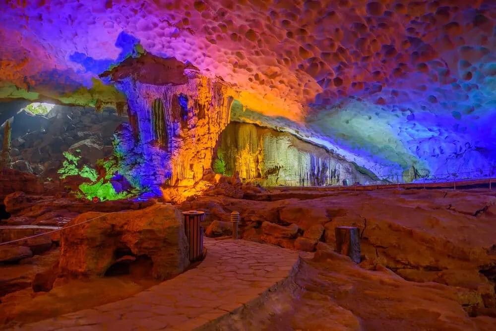 lagoa dentro de uma gruta com luzes de cores