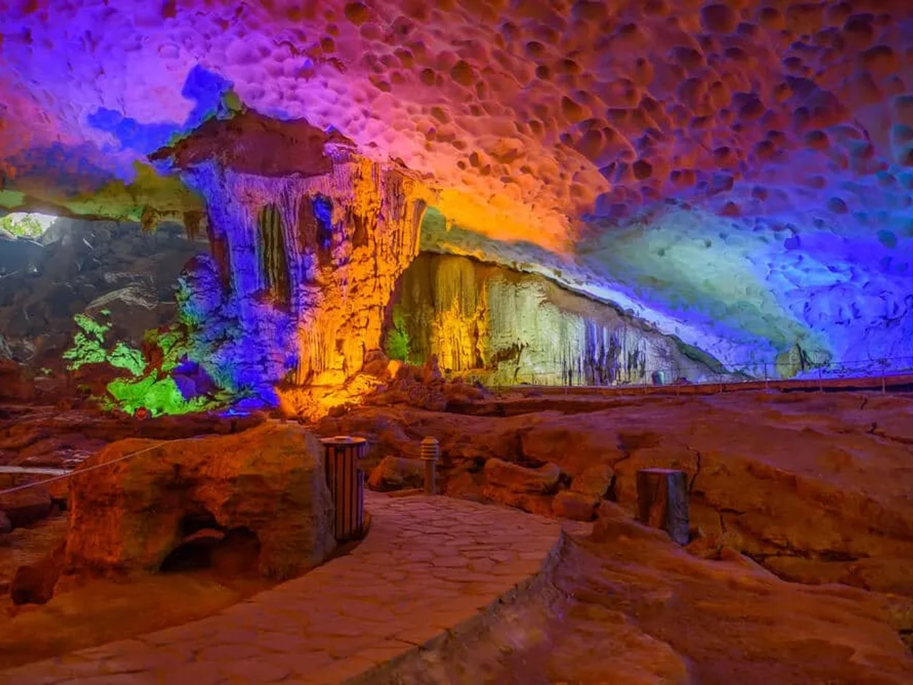 lagoa dentro de uma gruta com luzes de cores