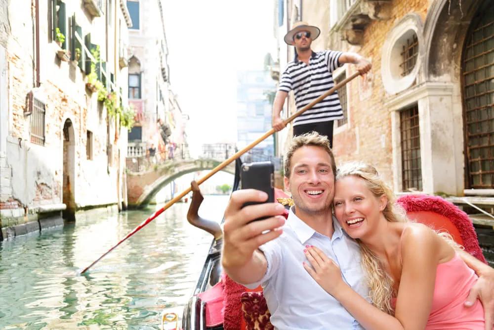 casal a fazer uma selfie numa gondola