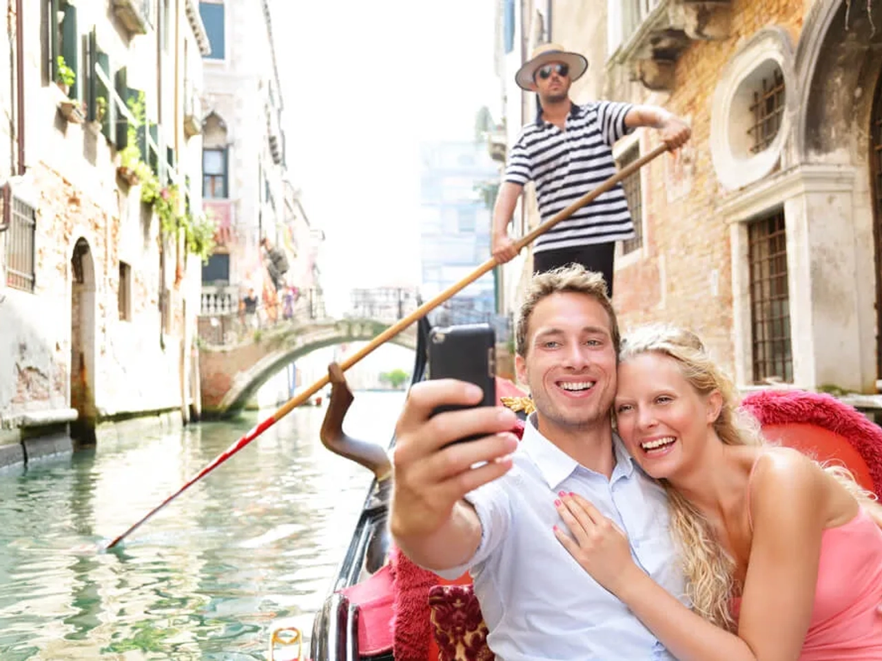 casal a fazer uma selfie numa gondola